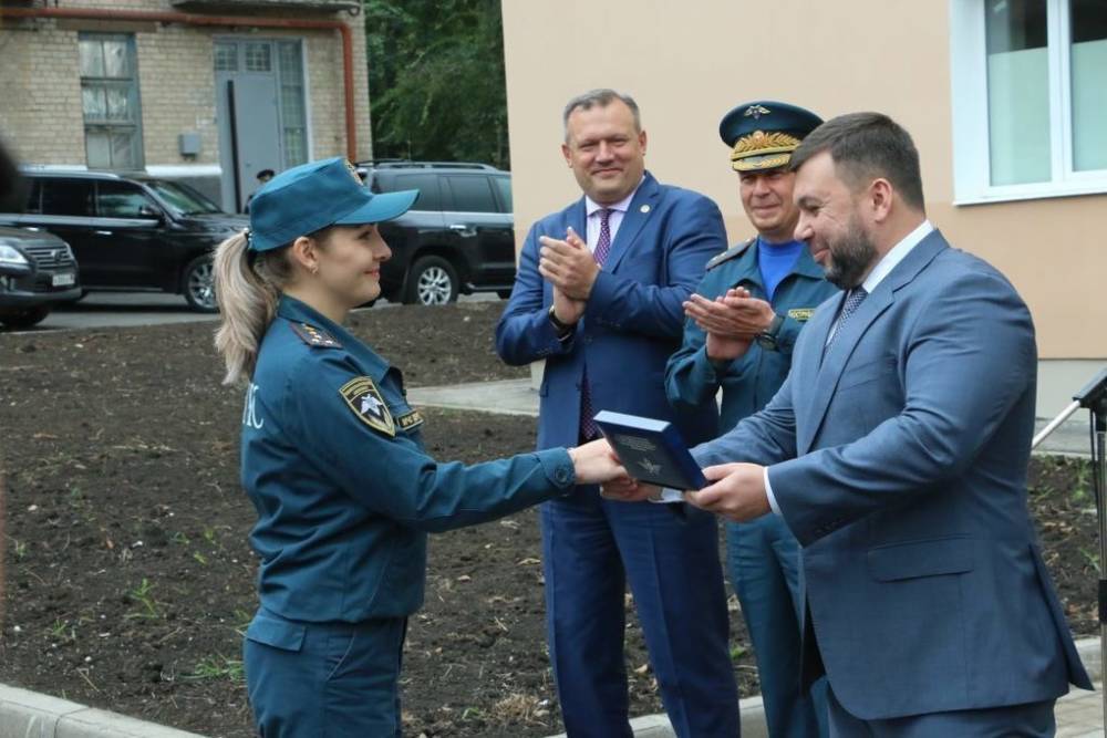 Сотрудники МЧС ДНР получили ключи от квартир в Донецке