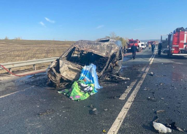 Четыре пассажира погибли в огненном ДТП с «Газелью» и грузовиком в Башкирии
