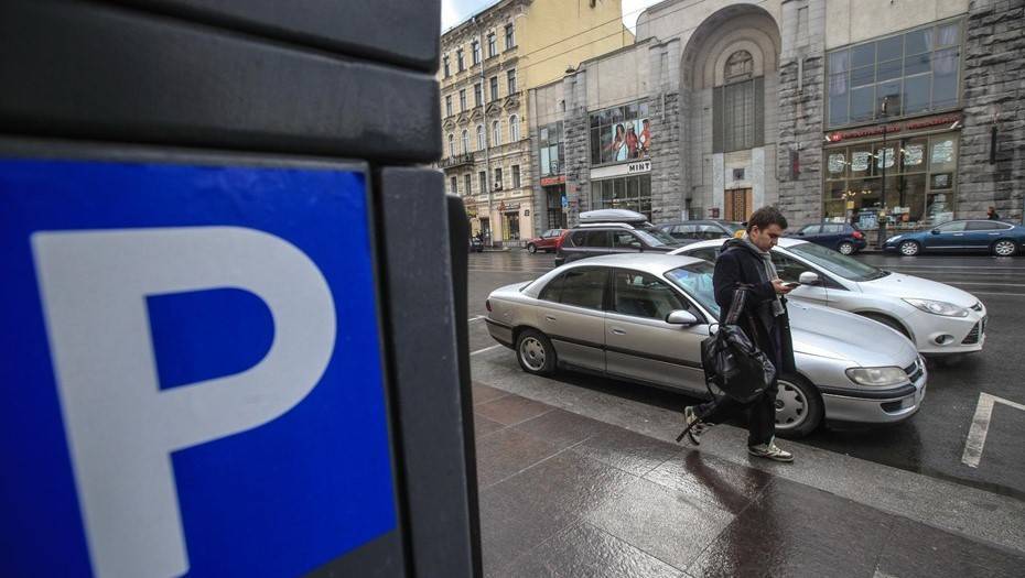 Более тысячи штрафов за неоплаченную парковку в Петербурге ушли в регионы