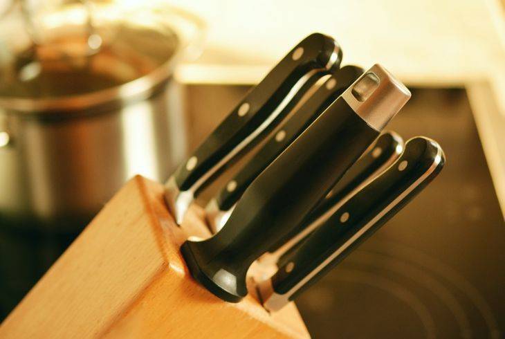 Почему опытные хозяйки никогда не покупают наборы ножей на кухню: важный лайфхак
