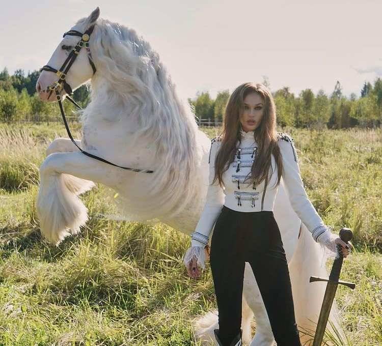 Алёна Водонаева с обнажённой грудью прокатилась по лесу на лошади