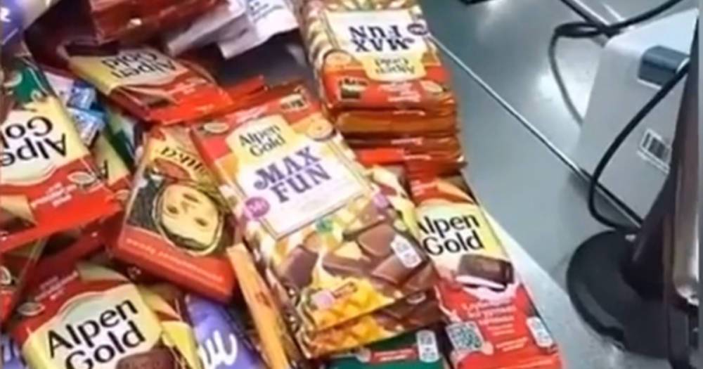 Россиянин принес на кассу «Пятерочки» сотни плиток шоколада и отказался платить