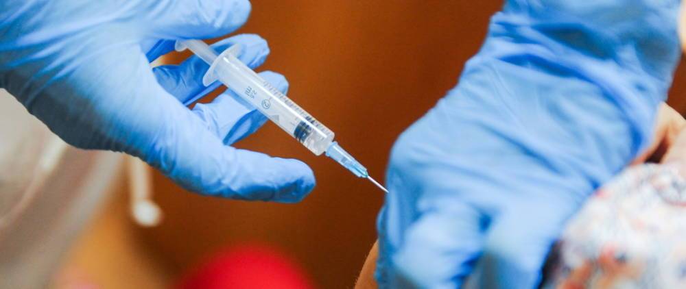 В Минздрав поступили документы на регистрацию вакцины от ковида для подростков