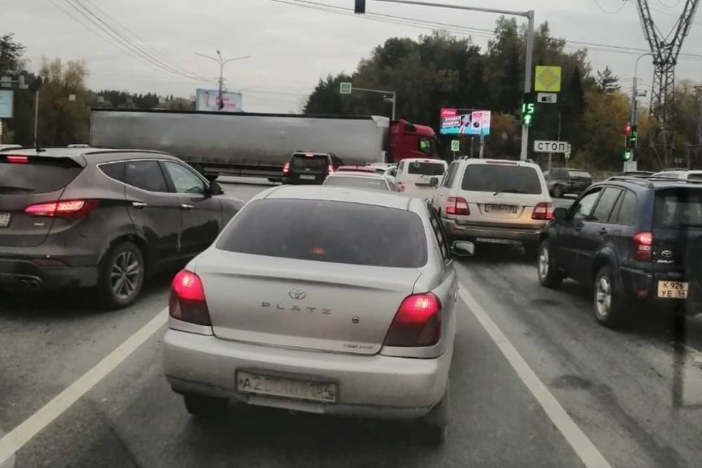 Пробка выросла из-за ставшей поперек дороги фуры на выезде из Академгородка в Новосибирске