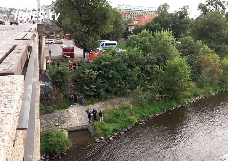 Самоубийца спрыгнул с моста в центре Праги
