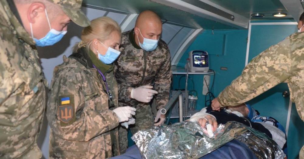 С ранениями головы и конечностей. Санитарный самолет эвакуировал 8 бойцов ВСУ (фото)