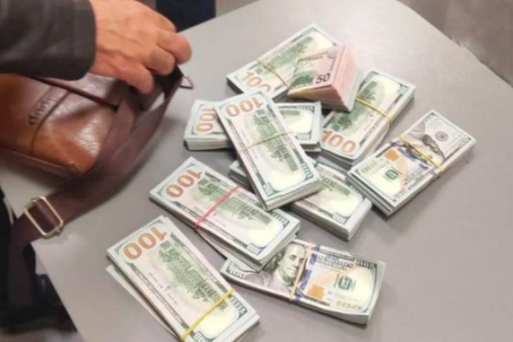 В одесском аэропорту задержали иностранца с кучей денег