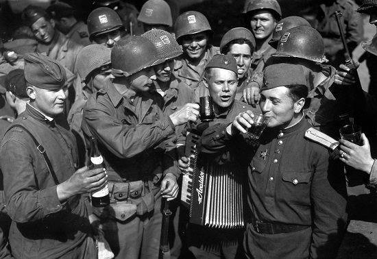 «Победный банкет»: чем красноармейцы так удивили американцев 9 мая 1945 года
