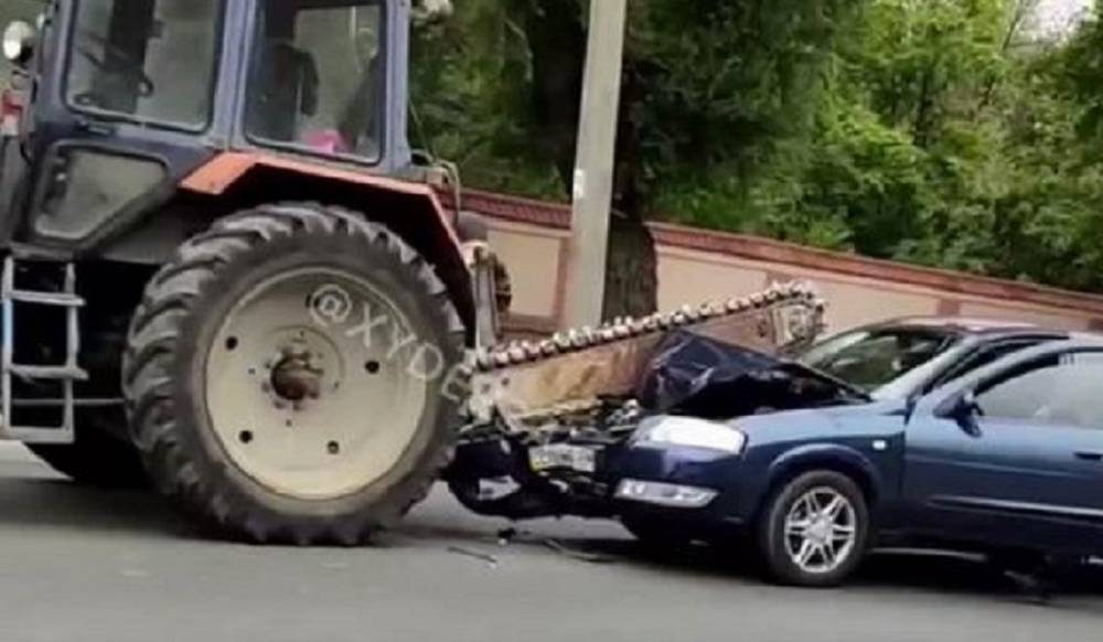В Одессе возле кладбища автомобиль разрезало пилой трактора: видео инцидента