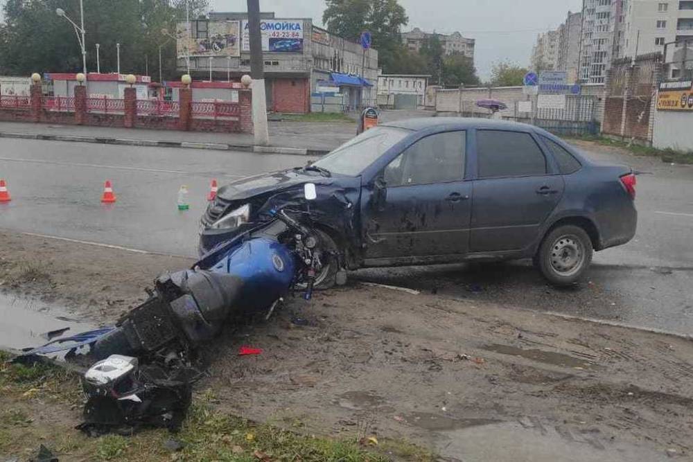 Мотоциклист без прав столкнулся с незарегистрированной легковушкой в Твери