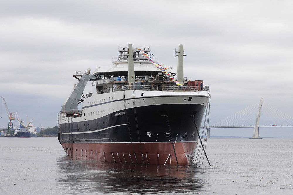 Рыболовный траулер «Капитан Мартынов» спустили на воду в Петербурге