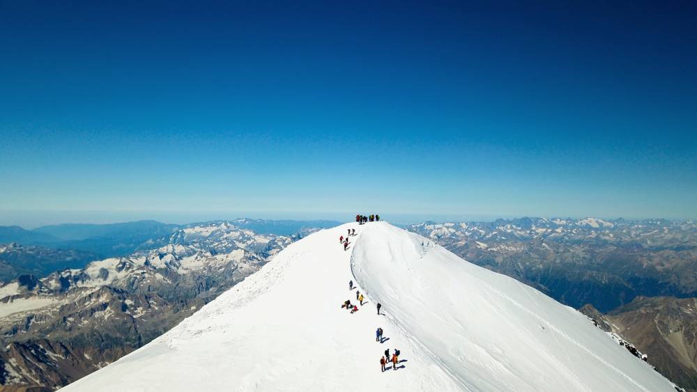 Погибших на Эльбрусе альпинистов не могут спустить из-за плохих погодных условий
