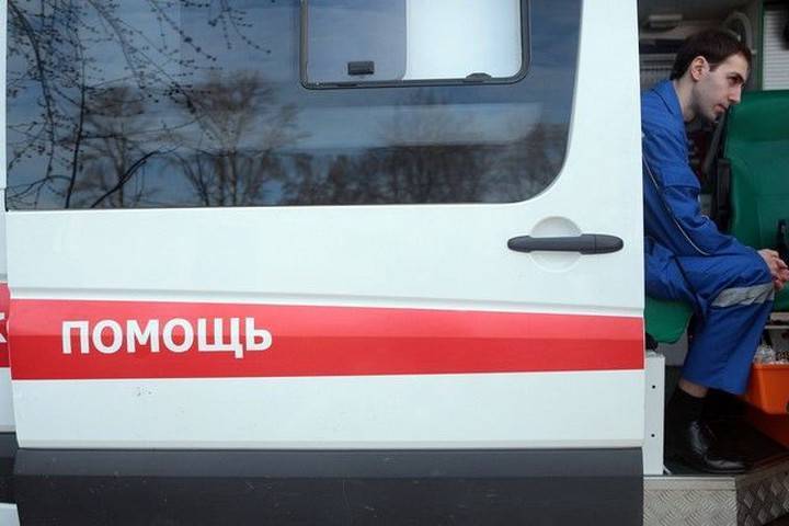 Водитель пострадал в аварии с перевернувшимся грузовиком в Москве