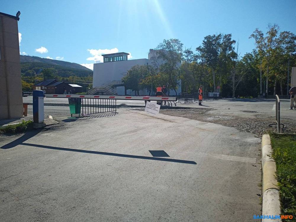 Одну из парковок парка Южно-Сахалинска закрыли для восстановительных работ