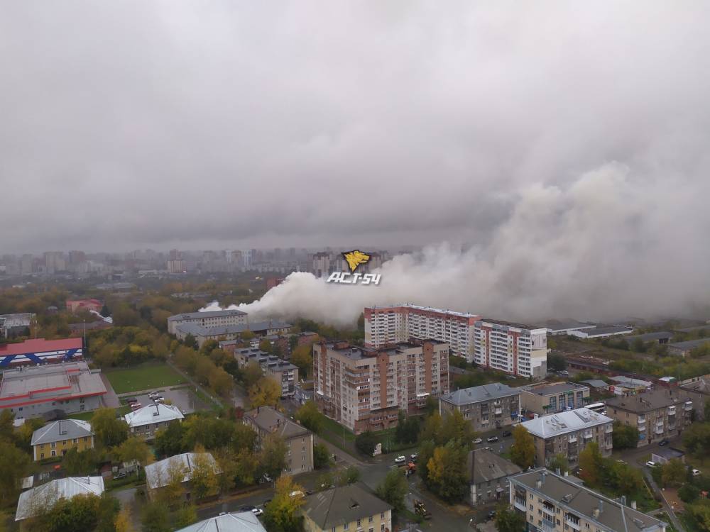 Клубы густого дыма поднялись над Новосибирском из-за сильного пожара