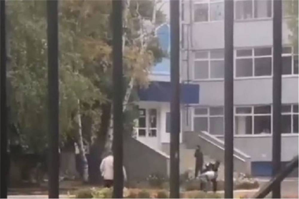 Мужчина с оружием около школы Уфы вызвал панику