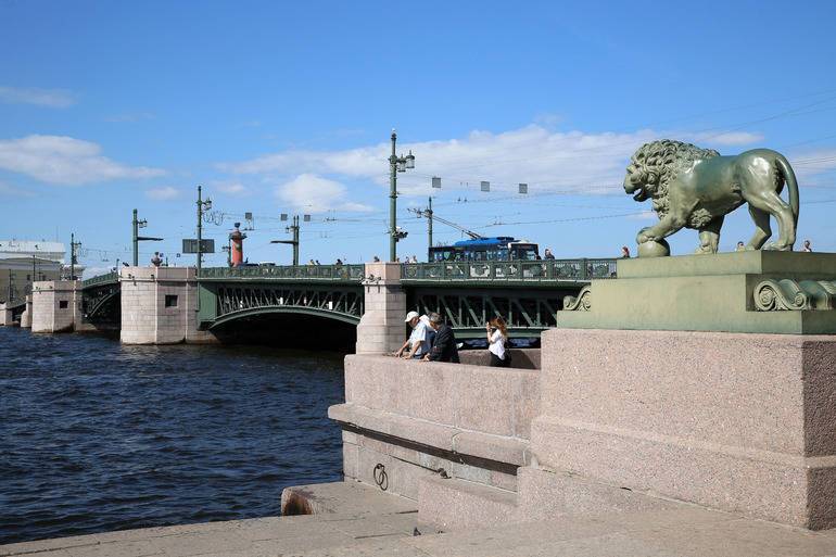 В Петербурге из-за мероприятий ко Дню туризма разведут Дворцовый и Благовещенский мосты