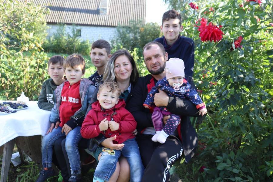 Муж – белорус, жена – татарка. Семья из Лидского района воспитывает шестерых детей – пятерых сыновей и дочку