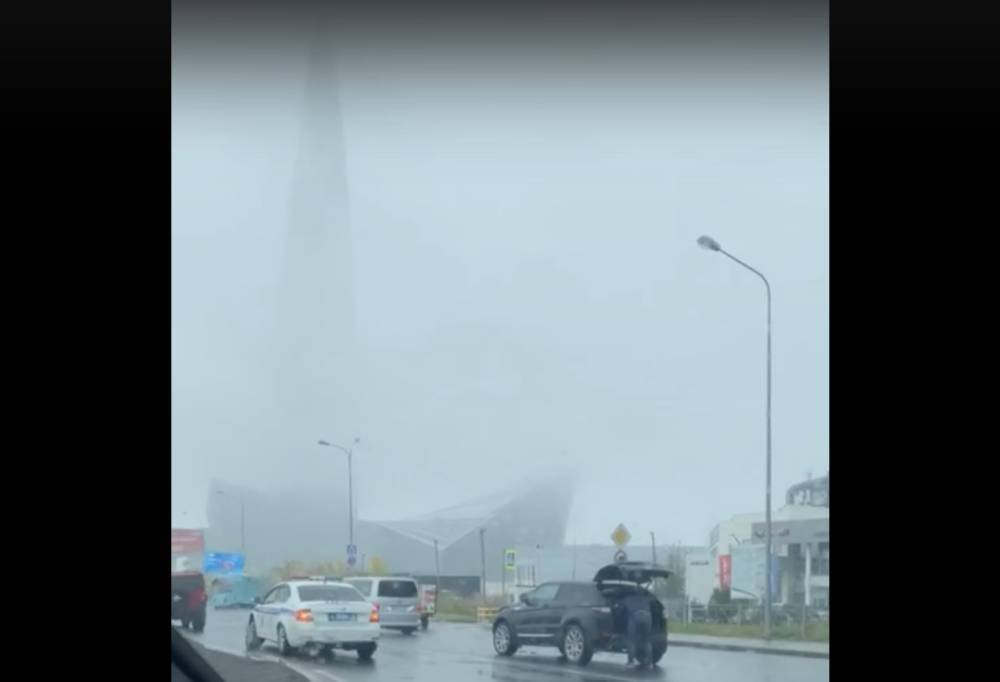 Петербургский Лахта Центр затерялся в облаках