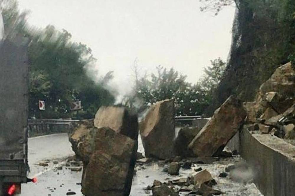 Ливень вызвал камнепад на федеральной трассе в Сочи