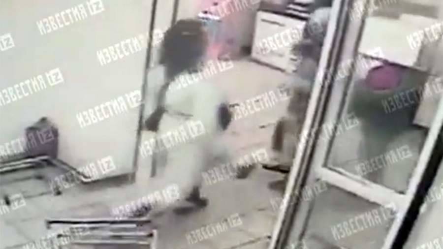 Камеры сняли момент нападения мужчины в платье на покупателей «Магнита» в Москве