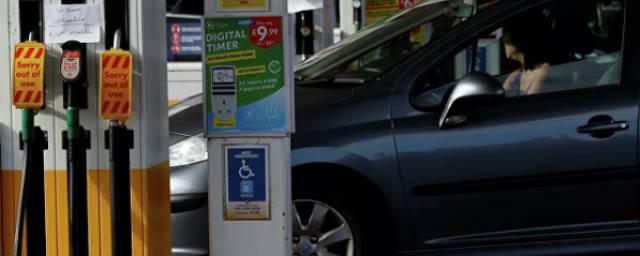 Британская EG Group вводит лимит на продажу бензина в 30 фунтов на человека из-за ажиотажа.