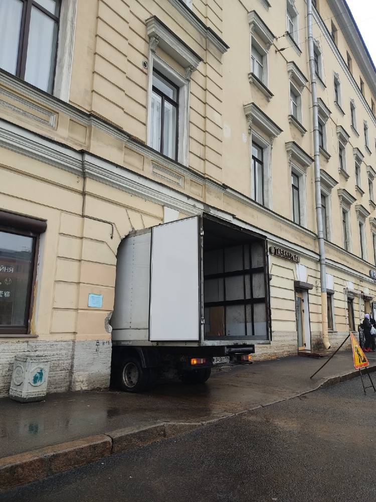 «Арка глупости»: в центре Петербурга грузовик застрял в арке жилого дома