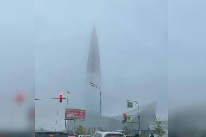 Башня «Лахта-Центра» спряталась в тумане