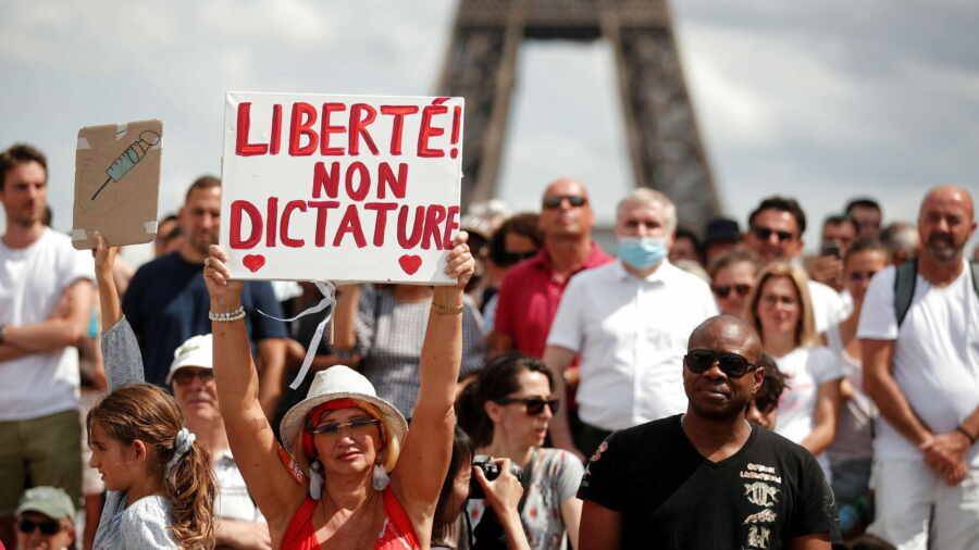 Жители Парижа вышли на акцию против введения санитарных пропусков
