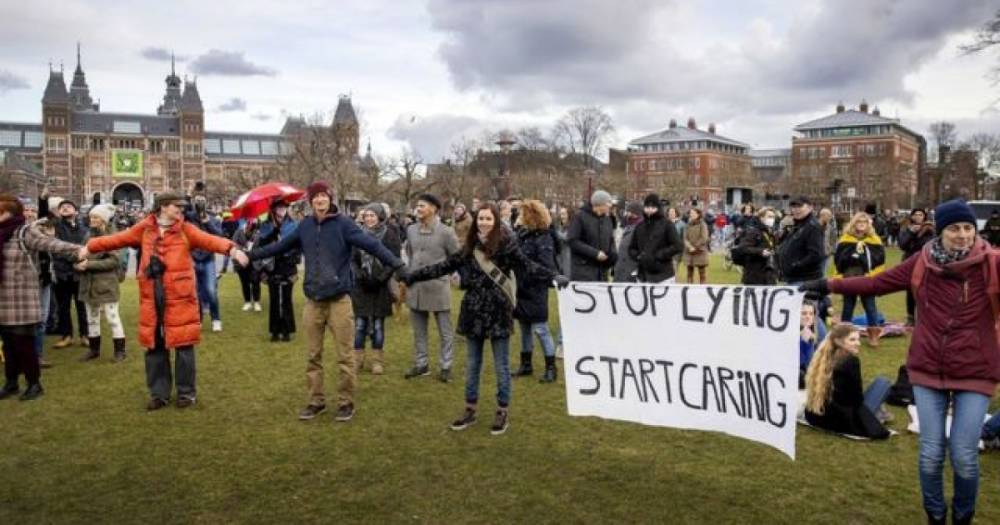 В Нидерландах на акцию против обязательных COVID-сертификатов вышли тысячи людей