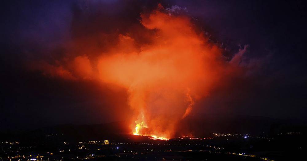 Вулкан переходит во взрывоопасную фазу: на Канарах закрыли аэропорт (видео)