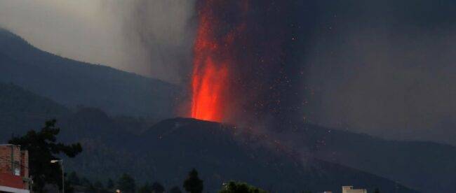 На Канарах усилилось извержение вулкана: пришлось закрыть аэропорт на Пальме