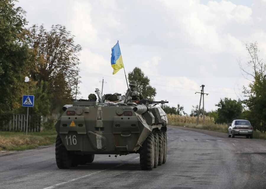 ВСУ разместили бронетехнику у двух поселков в Донбассе