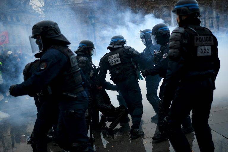 Полиция Франции применила слезоточивый газ для разгона протестующих