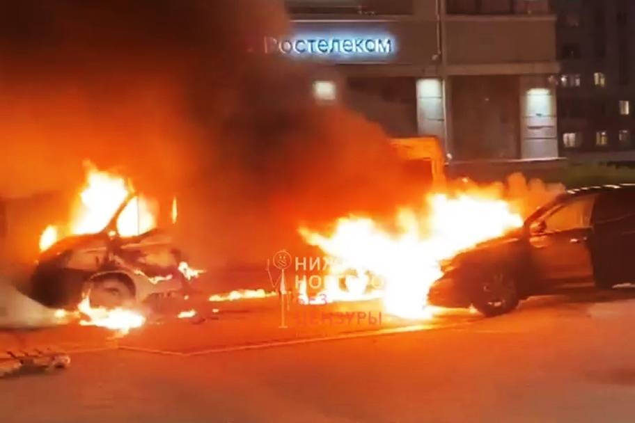 Микроавтобус и внедорожник сгорели на площади Горького