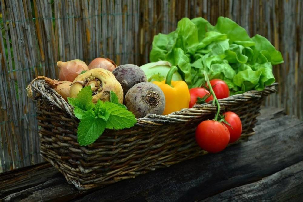 Тарелка с разноцветными продуктами на столе – залог здоровья