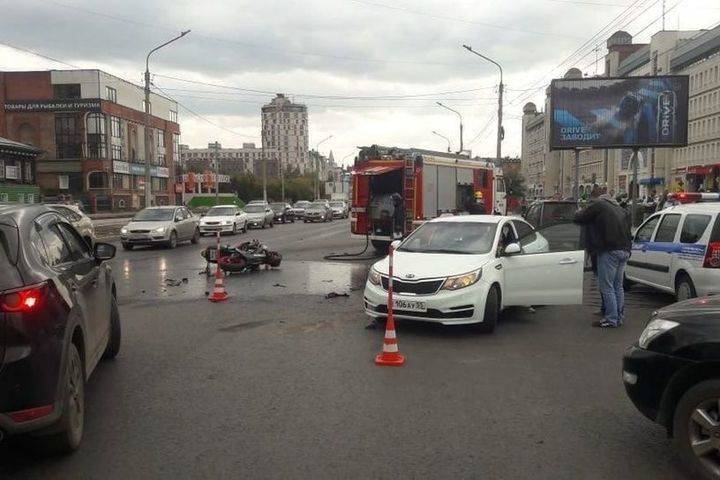 В соцсети вышло видео тяжёлой аварии с мотоциклистом на улице Жукова