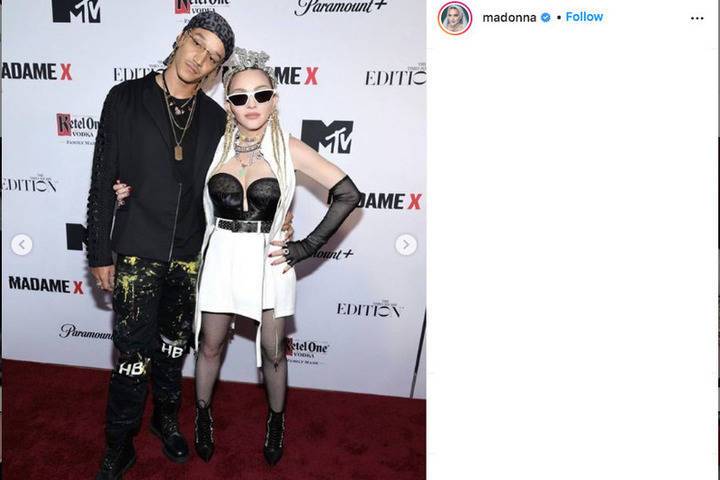 Мадонну раскритиковали за появление на публике в откровенном наряде