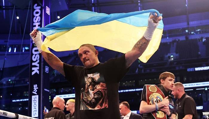 «Украина возвращает свое». Зеленский поздравил Усика с победой над Джошуа