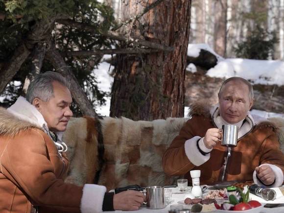 Заночевал в тайге: в Сети появилось видео с отдыхающим в Сибири Путиным