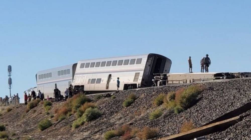 В США пассажирский поезд сошел с рельсов, более 50 человек пострадали