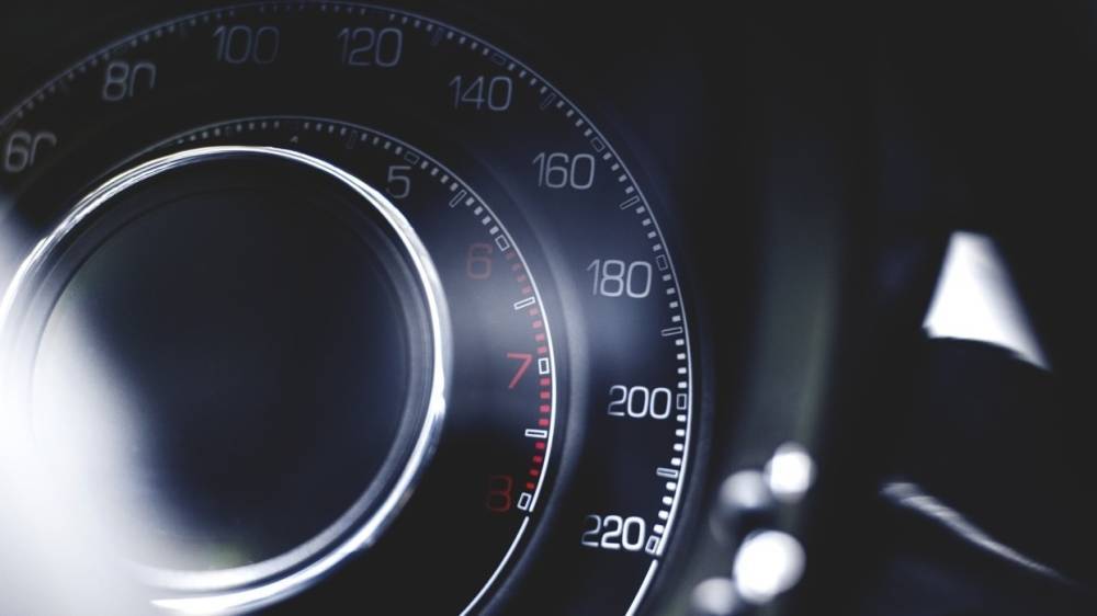 Соблюдение скоростного режима поможет водителю сэкономить топливо