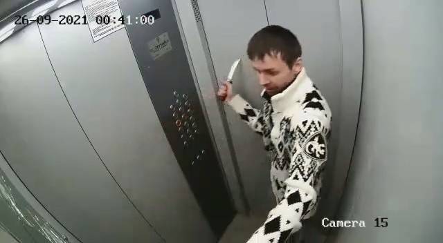Бессмысленно и беспощадно: мужчина с ножом разнес зеркало в лифте (видео)