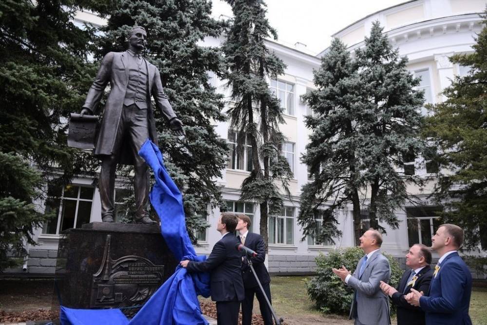 В Краснодаре перед зданием КубГТУ установили памятник изобретателю телевидения