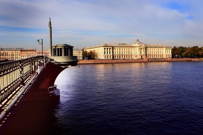 Петербург попал в список лучших городов для построения карьеры
