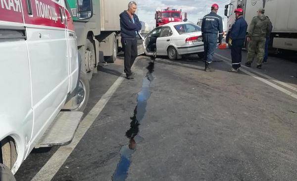 На трассе Тюмень - Омск водитель легковушки разбился в ДТП с двумя фурами