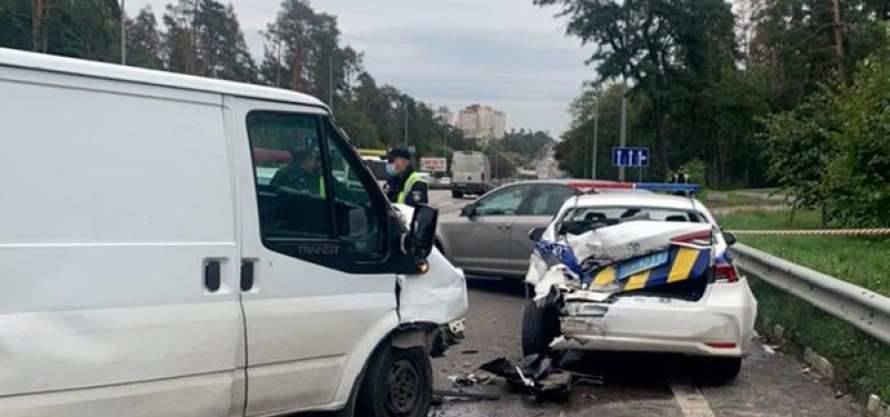 В Киеве пьяный водитель протаранил полицейский автомобиль