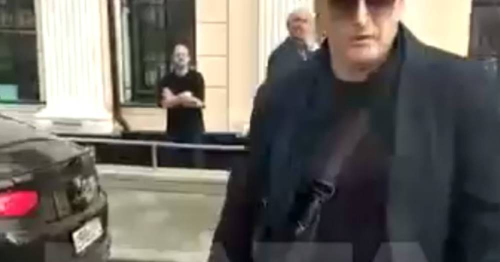 Драка таксиста с тремя мужчинами на черном джипе в Москве попала на видео