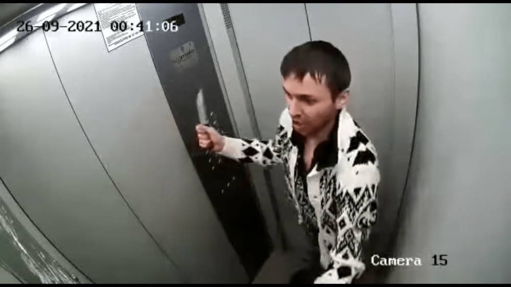 Житель Липецка подрался со своим отражением в лифте