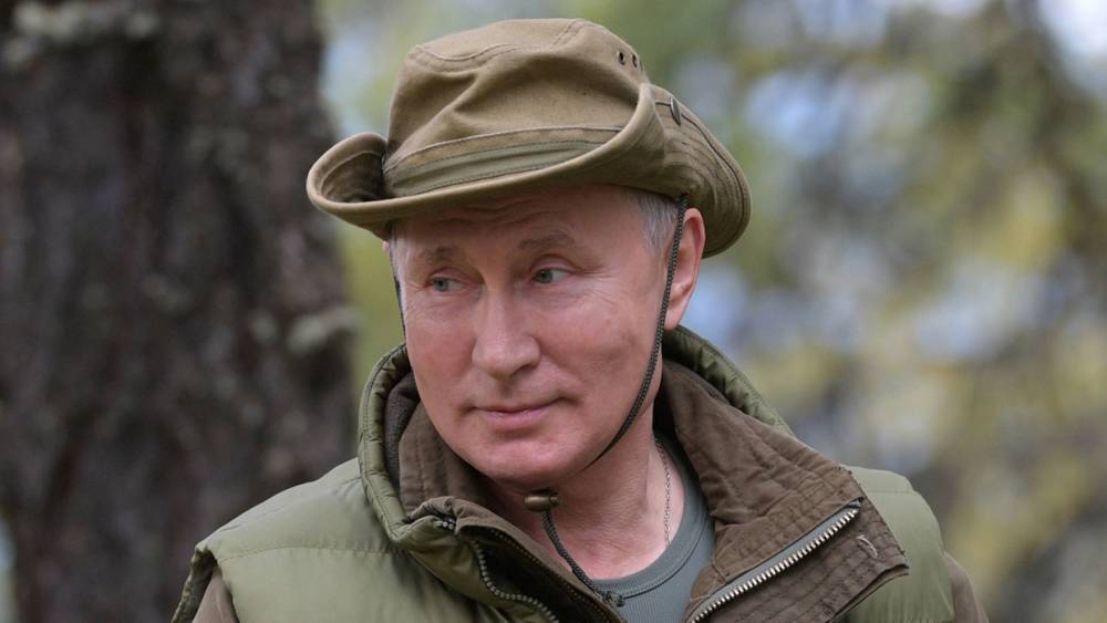 Читатели Daily Mail обратили внимание на силу Путина во время отдыха в Сибири